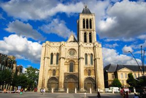 Basílica de Saint Denis, en Paris, primera del Gótico temprano